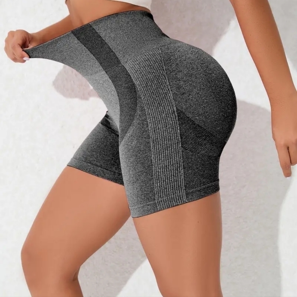 *SOLD* NWOT Women's Shorts, Butt Lifting, Fitted, Weightlifting, Yoga, Running - Picture 6 of 8